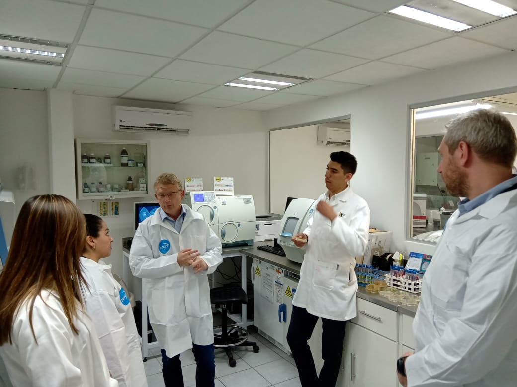 Dr Robert Skov, National AMR Coordinator at the International Centre for Antimicrobial Resistance Solutions, visiting a laboratory in Mexico with Danida alumni 