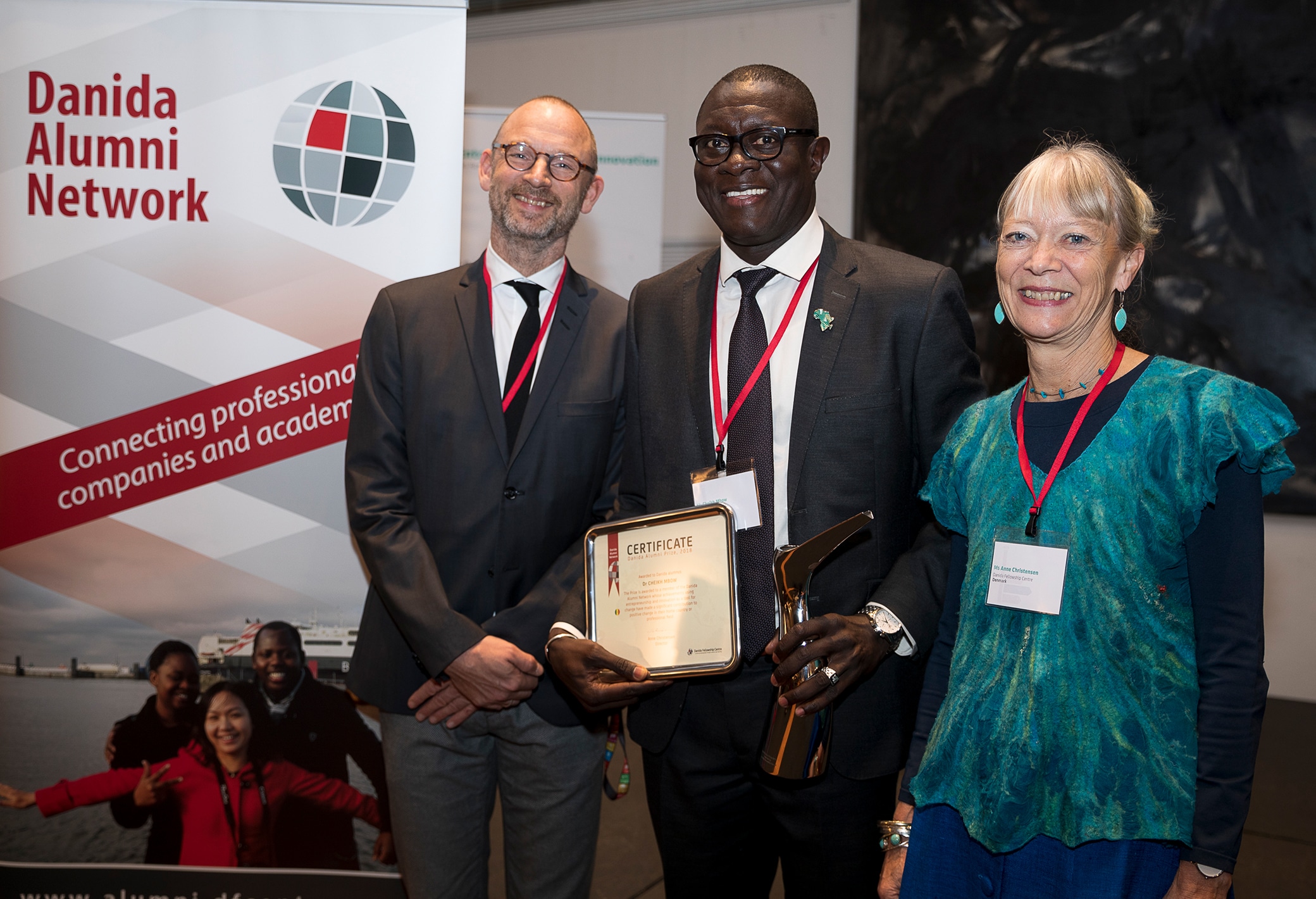Martin Bille Hermann, State Secretary for Development Policy, the Ministry of Foreign Affairs of Denmark, and Anne Christensen, Danida Fellowship Centre, presented the 2018 prize at the award ceremony in Copenhagen on 8 November.